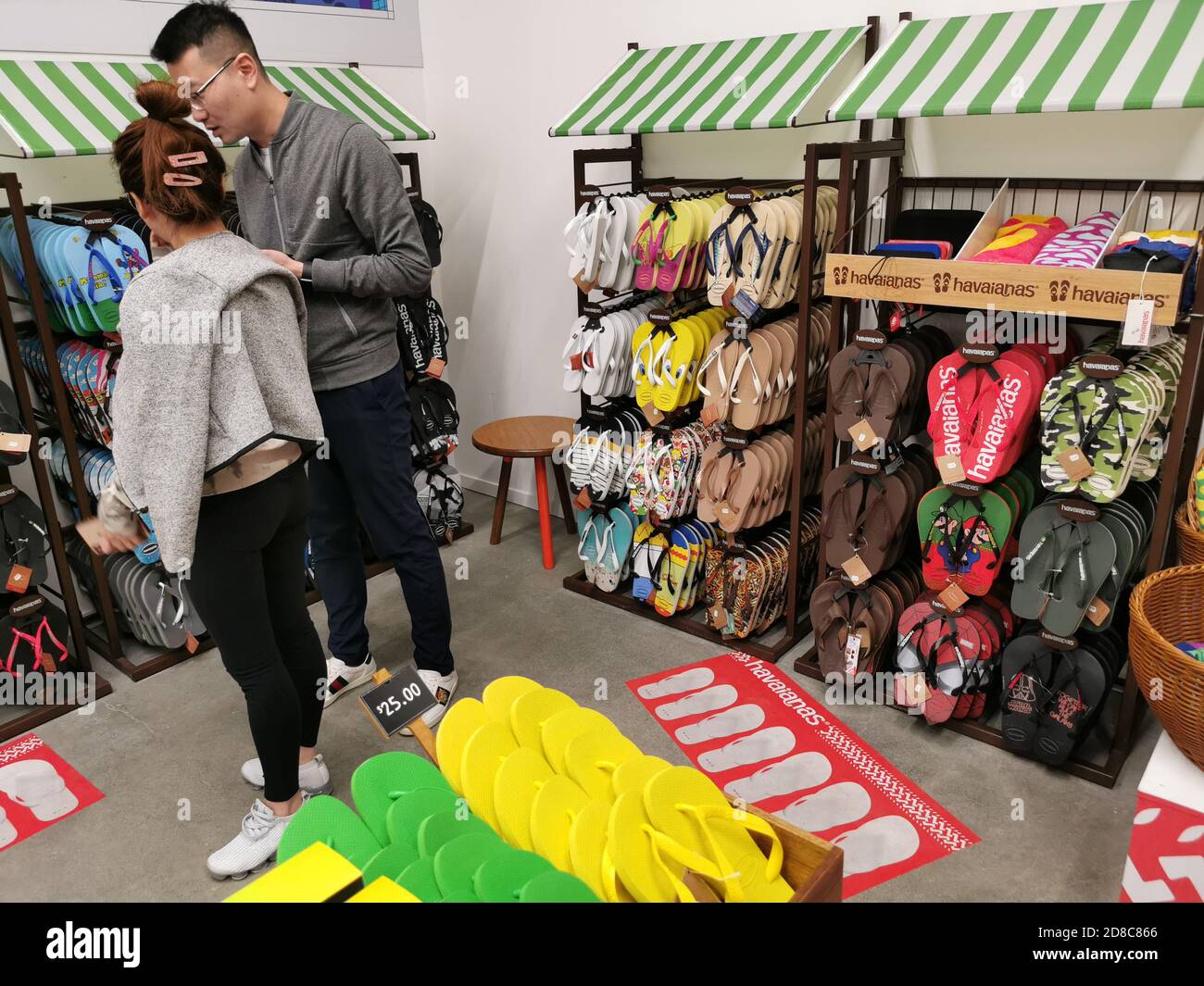 Havaianas shop fotografías e imágenes de alta resolución - Alamy