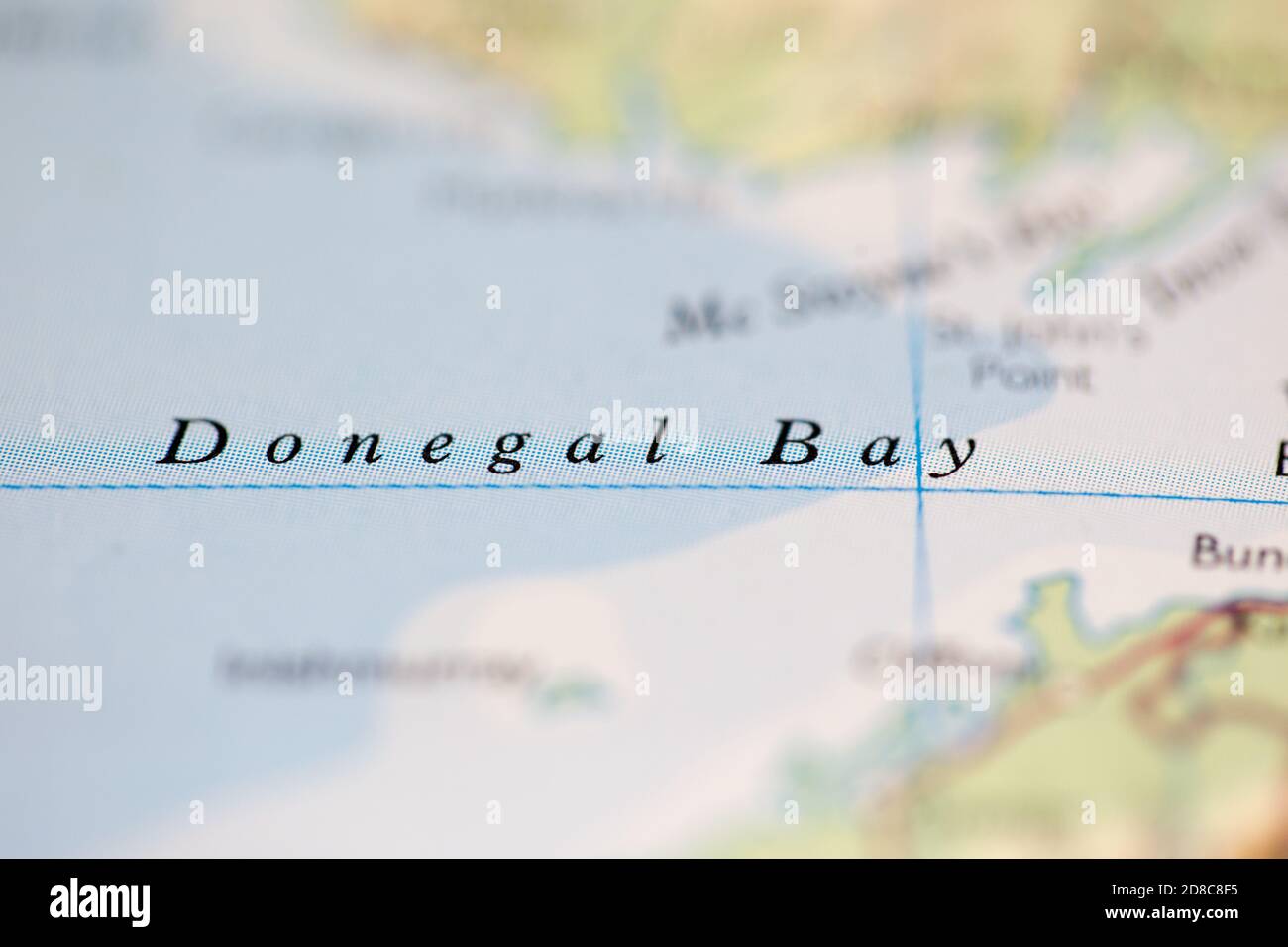 Profundidad de campo reducida se centra en la ubicación del mapa geográfico de Bahía de Donegal frente a la costa de Irlanda en atlas Foto de stock