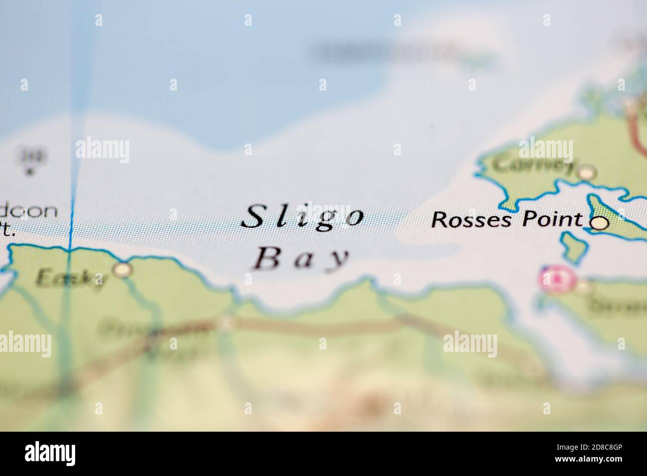 Profundidad de campo reducida se centra en la ubicación del mapa geográfico de Sligo Bay frente a la costa de Irlanda en atlas Foto de stock