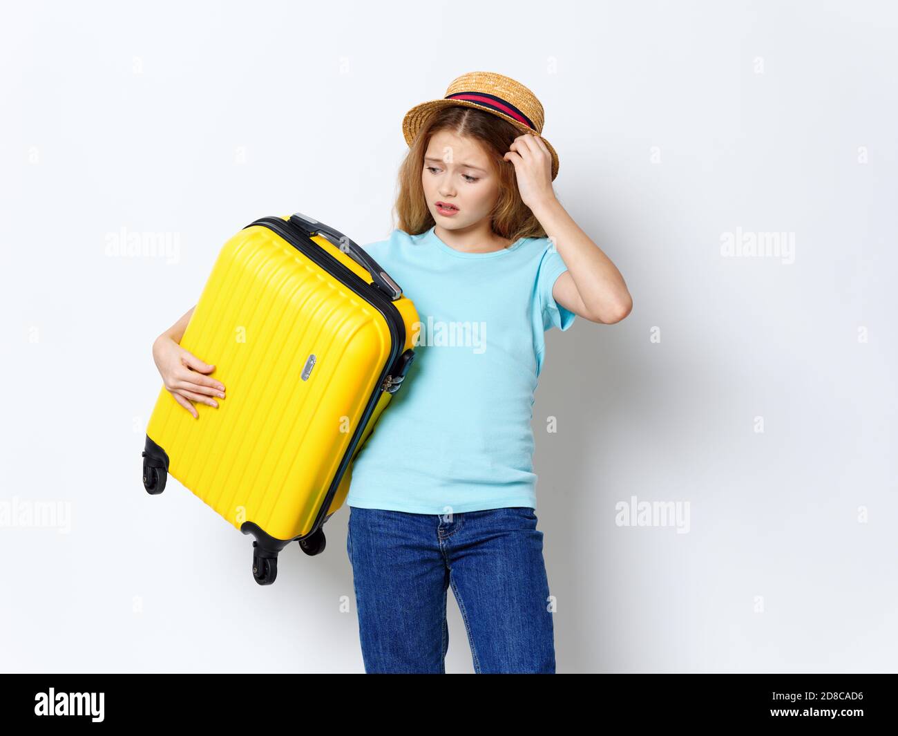 Chica con maleta amarilla vacaciones viaje estudio de pasajeros Fotografía  de stock - Alamy