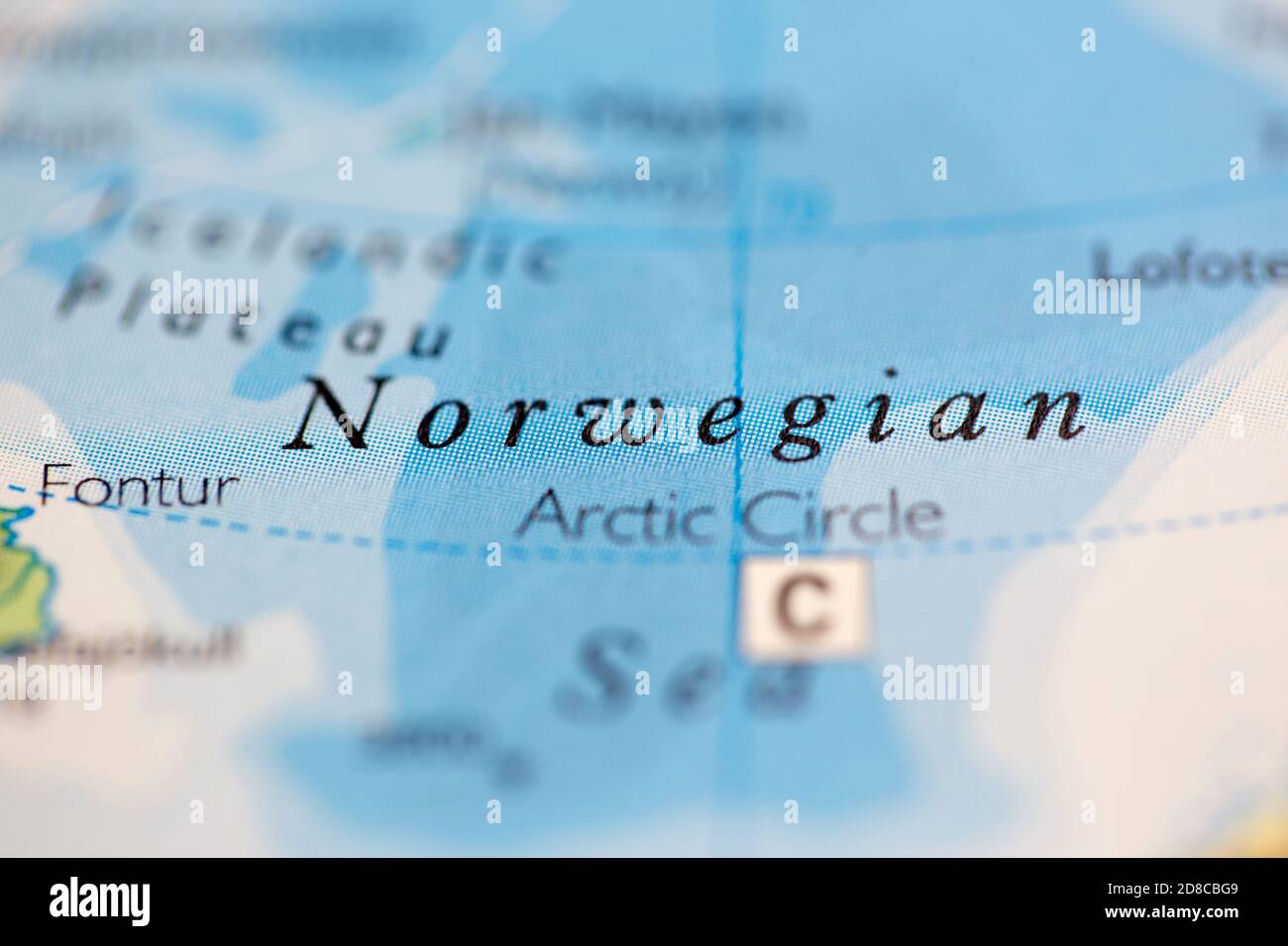 Profundidad de campo reducida se centra en la ubicación del mapa geográfico de Mar de Noruega frente a la costa de Noruega en atlas Foto de stock