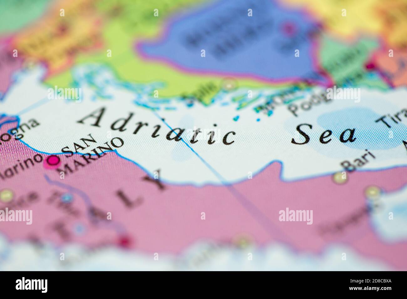 Profundidad de campo reducida se centra en la ubicación del mapa geográfico de Mar Adriático frente a la costa de Italia en atlas Foto de stock