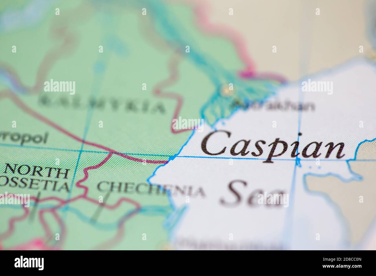 Profundidad de campo reducida se centra en la ubicación del mapa geográfico de Mar Caspio frente a la costa de Kazajstán en atlas Foto de stock
