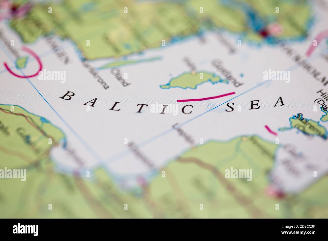 Profundidad de campo reducida se centra en la ubicación del mapa geográfico de Mar Báltico frente a la costa de Suecia en atlas Foto de stock