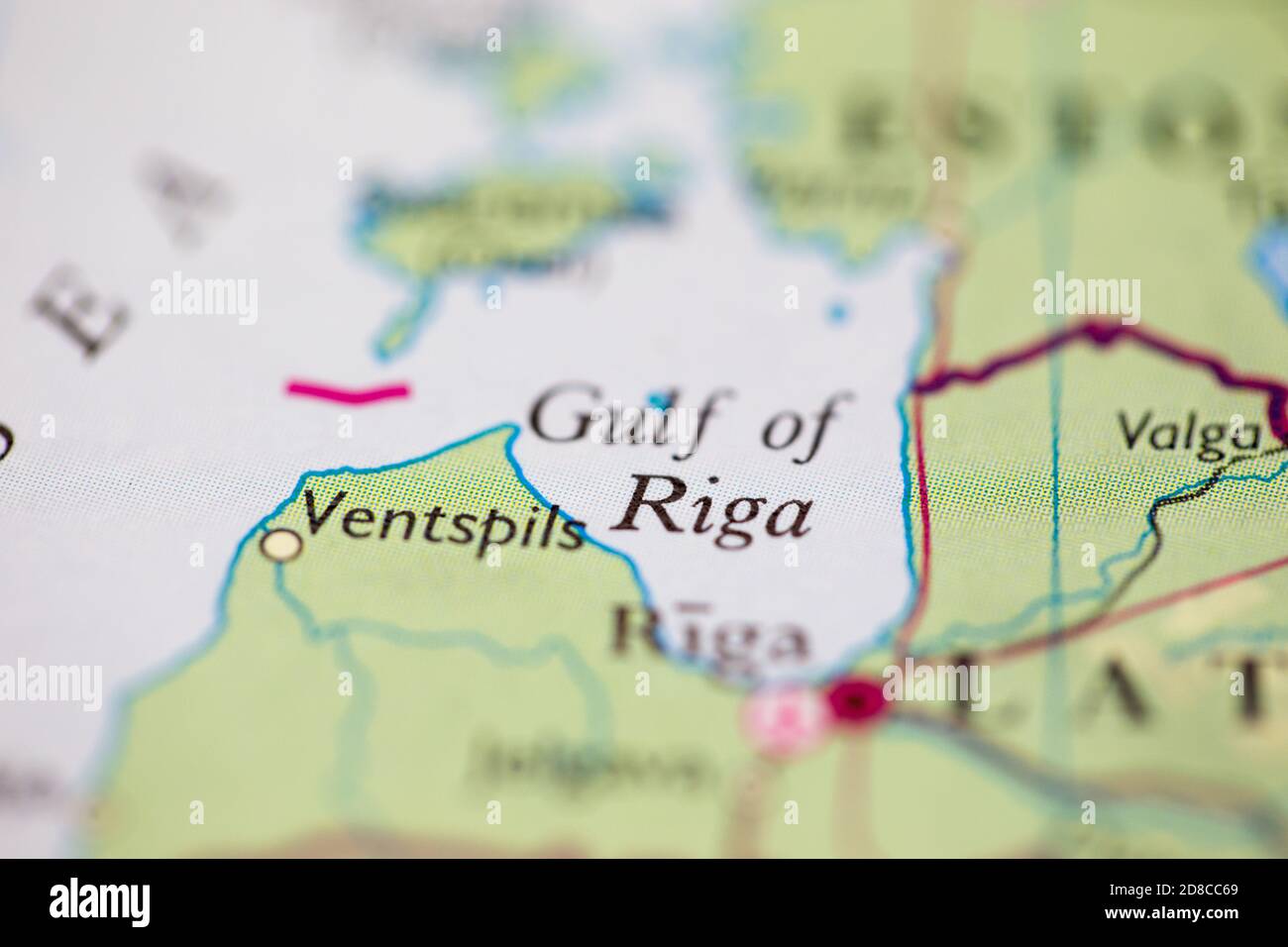 Profundidad de campo reducida se centra en la ubicación del mapa geográfico de Golfo de Riga frente a la costa de Letonia en atlas Foto de stock