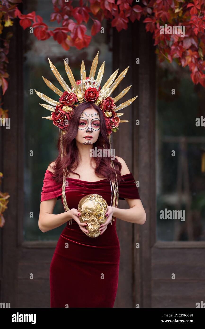 Primer retrato de Calavera Catrina en vestido rojo. Azúcar cráneo maquillaje.  Dia de los muertos. Día de los muertos. Halloween Fotografía de stock -  Alamy