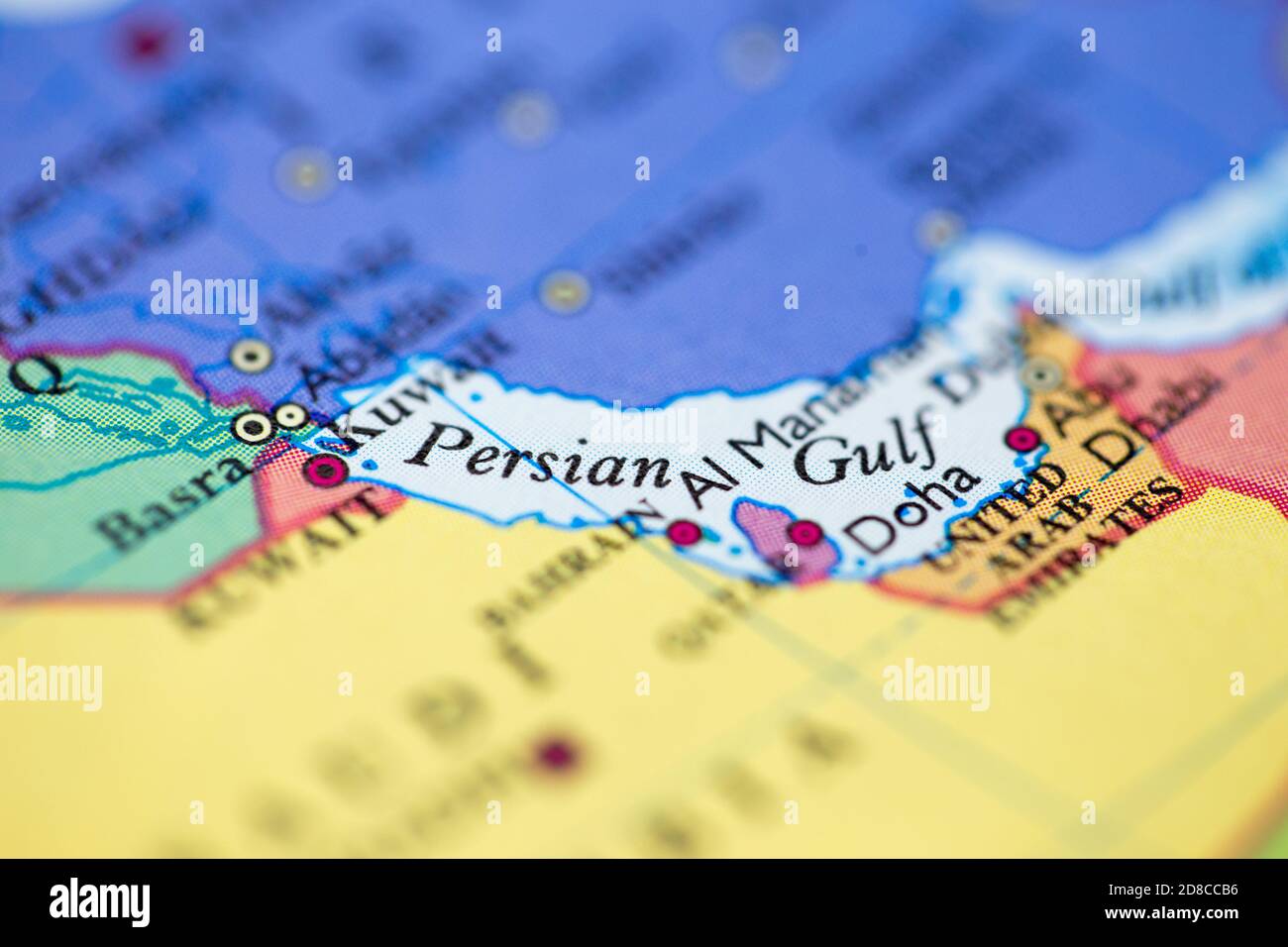Profundidad de campo reducida se centra en la ubicación del mapa geográfico de Golfo Pérsico frente a la costa de Arabia Saudita en atlas Foto de stock