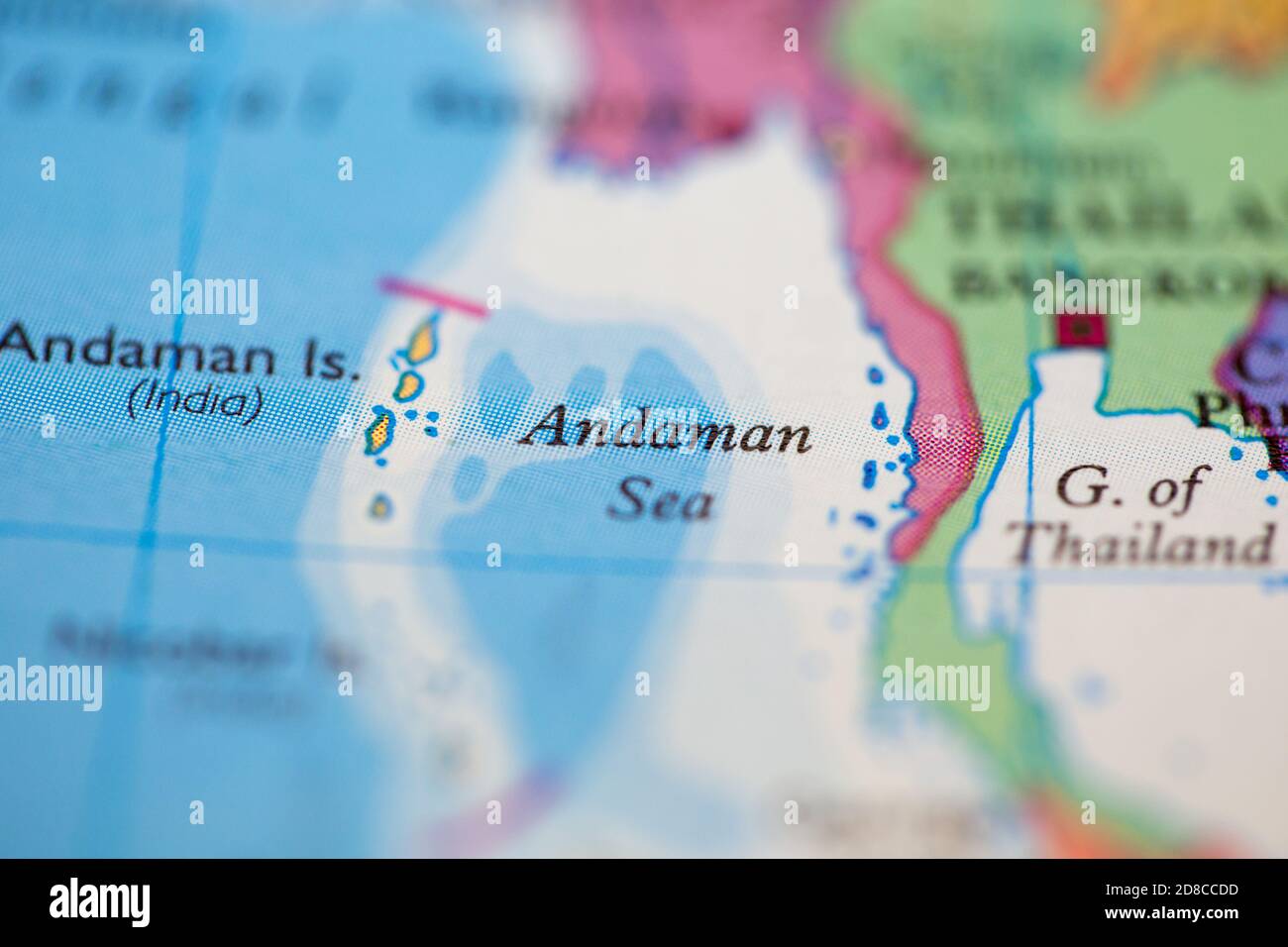 Profundidad de campo reducida se centra en la ubicación del mapa geográfico de Mar de Andamán frente a la costa de Myanmar en atlas Foto de stock
