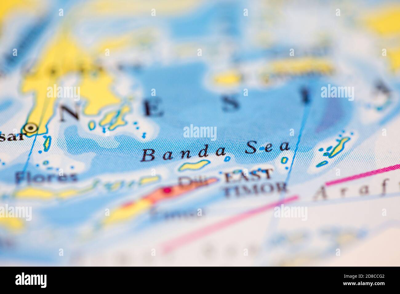 Profundidad de campo reducida se centra en la ubicación del mapa geográfico de Banda Mar frente a la costa de Indonesia en atlas Foto de stock