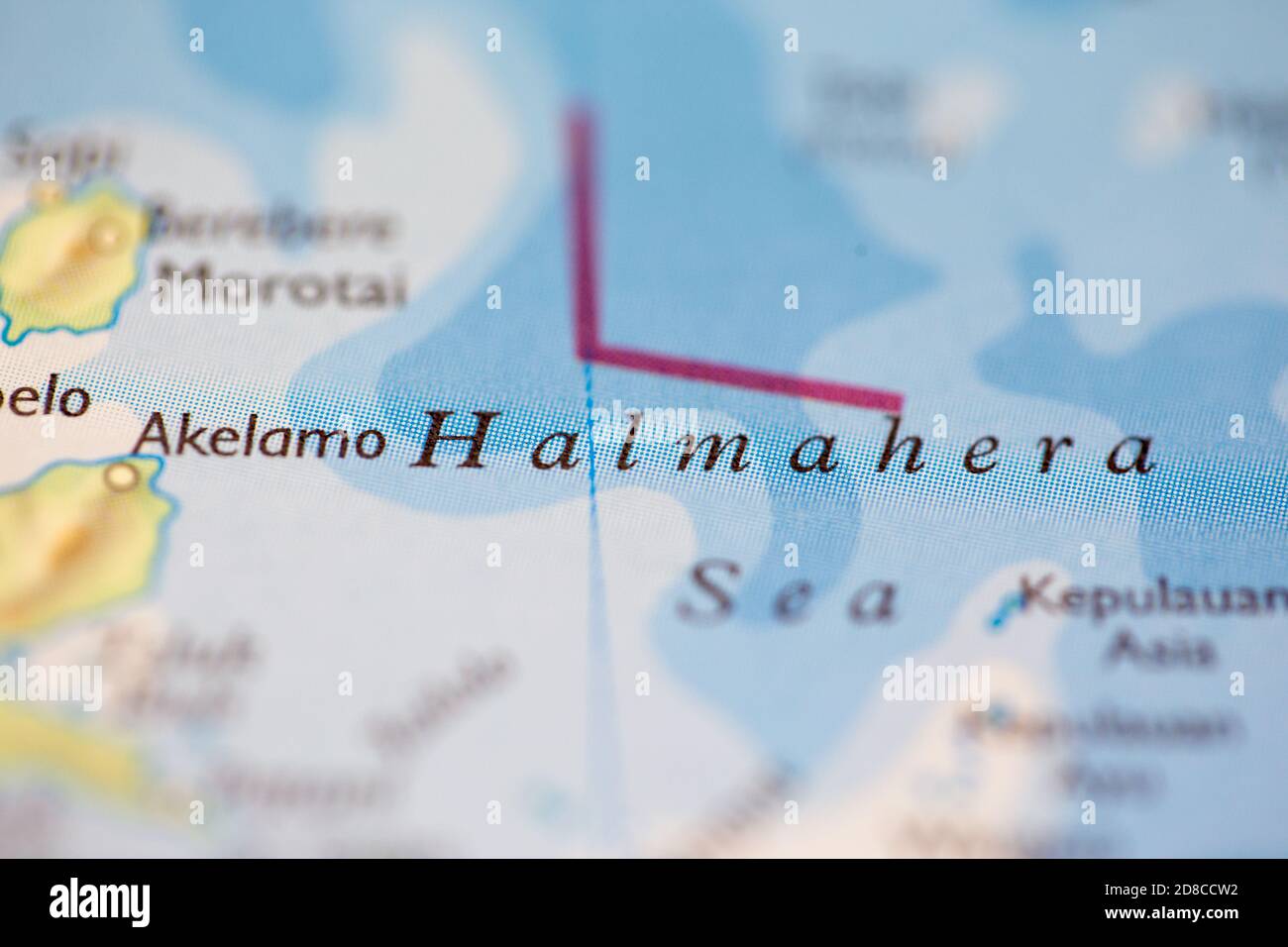 Profundidad de campo reducida se centra en la ubicación del mapa geográfico de Halmahera Mar frente a la costa de Indonesia en atlas Foto de stock