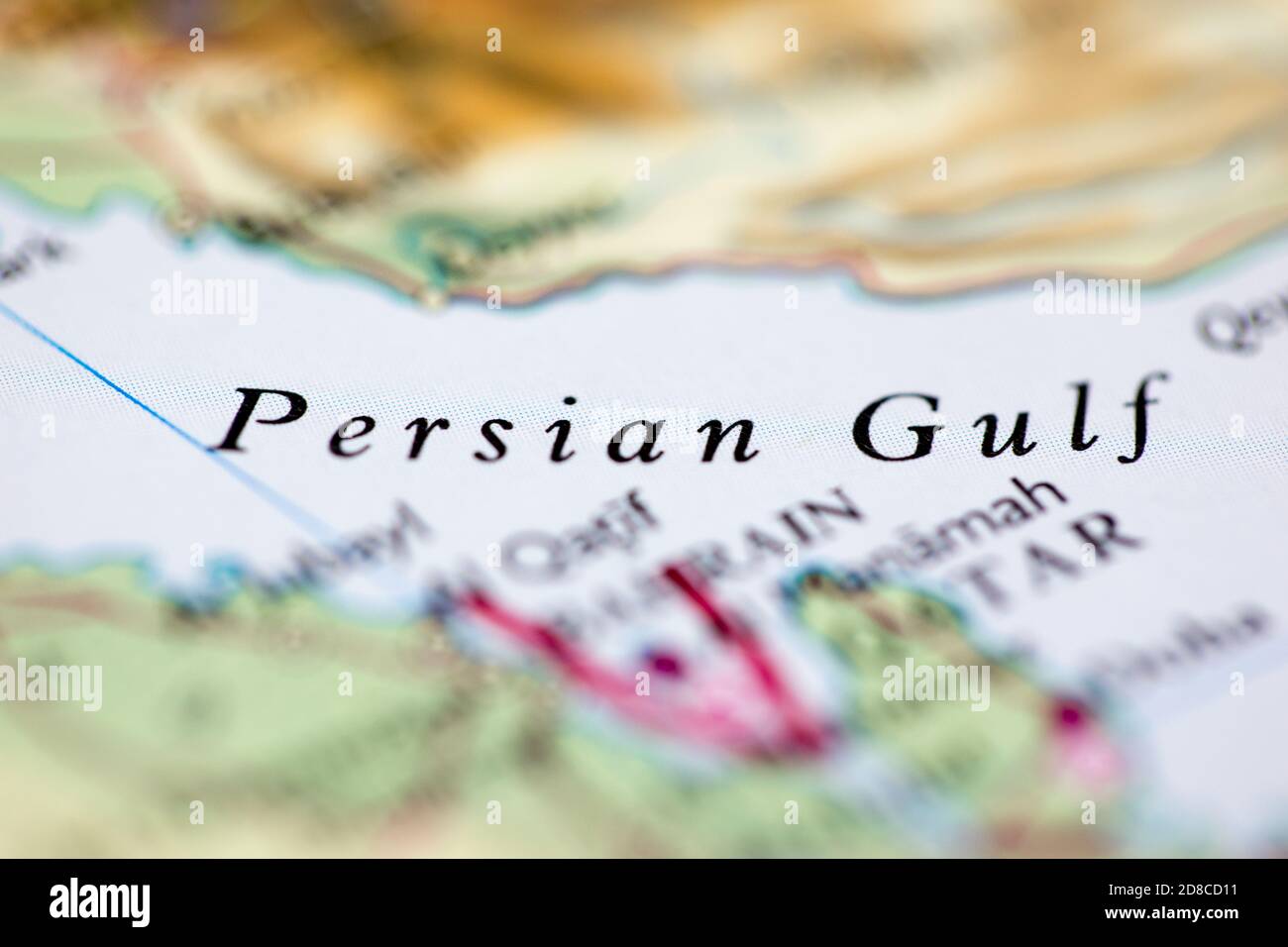 Profundidad de campo reducida se centra en la ubicación del mapa geográfico de Golfo Pérsico frente a la costa de Arabia Saudita en atlas Foto de stock