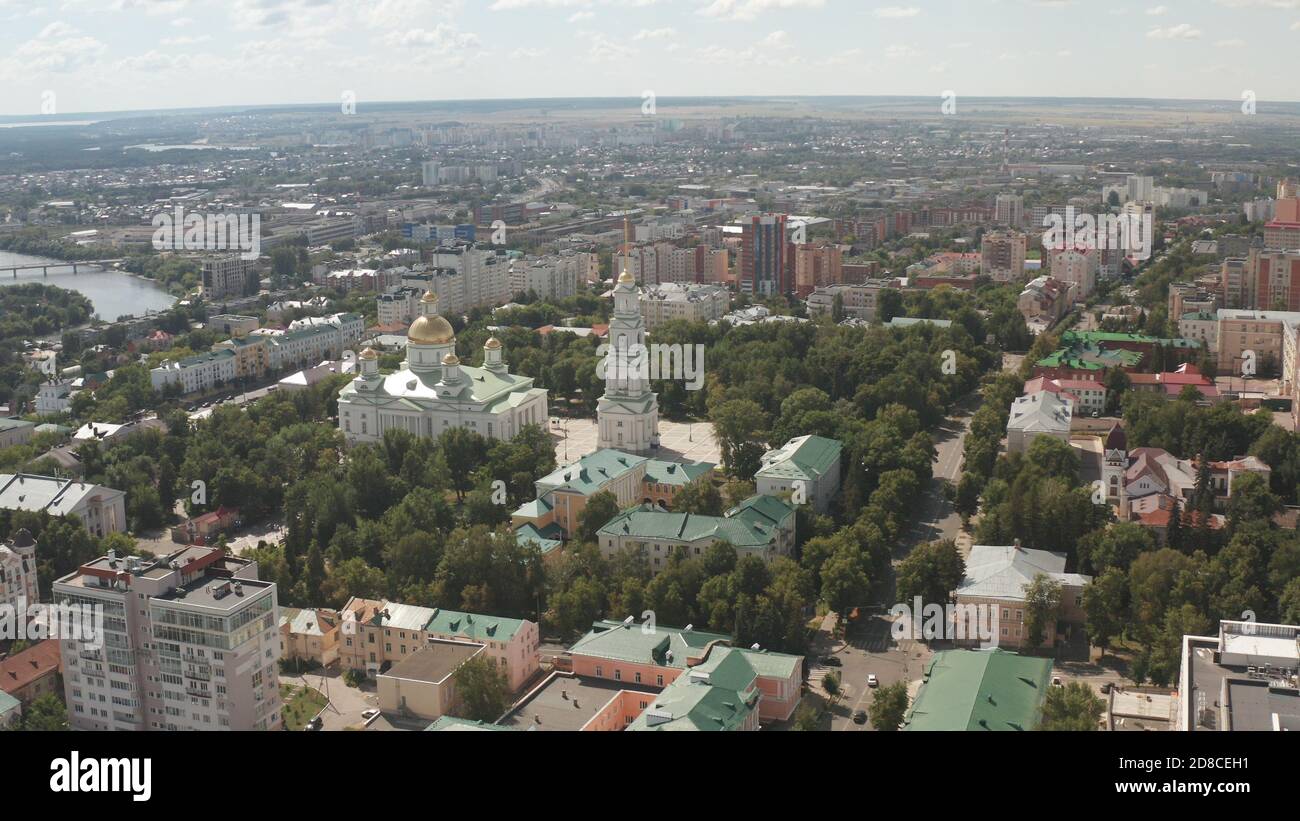 Vista aérea del centro de Penza. Día. Una ciudad en desarrollo en Rusia. Vista aérea de la ciudad de Penza. Foto de stock