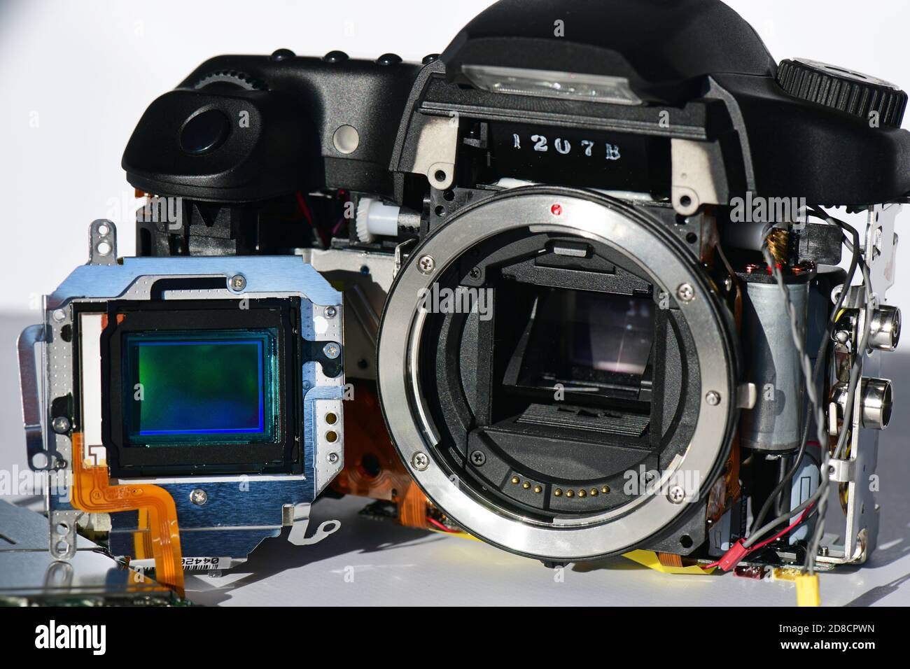 cámara digital que muestra el sensor de imagen ccd ( dispositivo acoplado cargado ) Foto de stock
