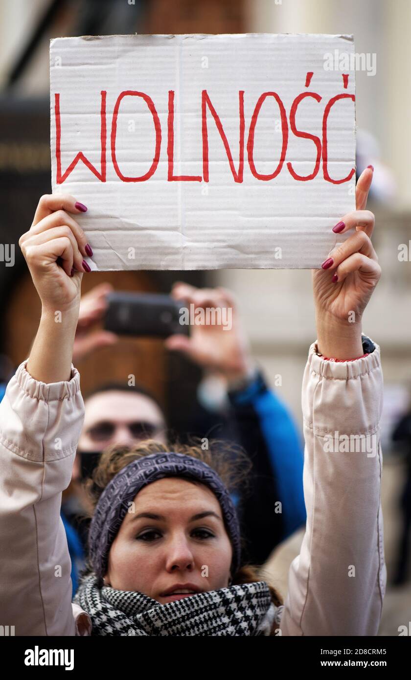 Varsovia, OCTUBRE de 25. 2020: Una protesta contra el endurecimiento de la ley de aborto frente a la iglesia de Holly Cross. Protesta de huelga de mujeres. Mujer ho Foto de stock