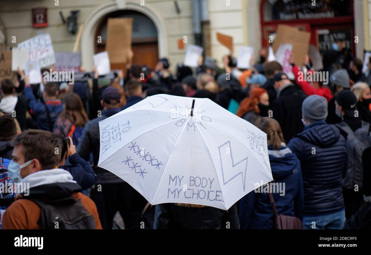 Varsovia, OCTUBRE de 25. 2020: Una protesta contra el endurecimiento de la ley de aborto frente a la iglesia de Holly Cross. Protesta de huelga de mujeres. Foto de stock