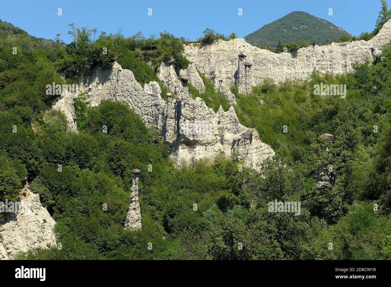 Zona (BS), Italia, NaturalReserve de las pirámides de la zona , las pirámides de tierra coronada por grandes sombreros resistentes rock,originada por la ley erosivo Foto de stock