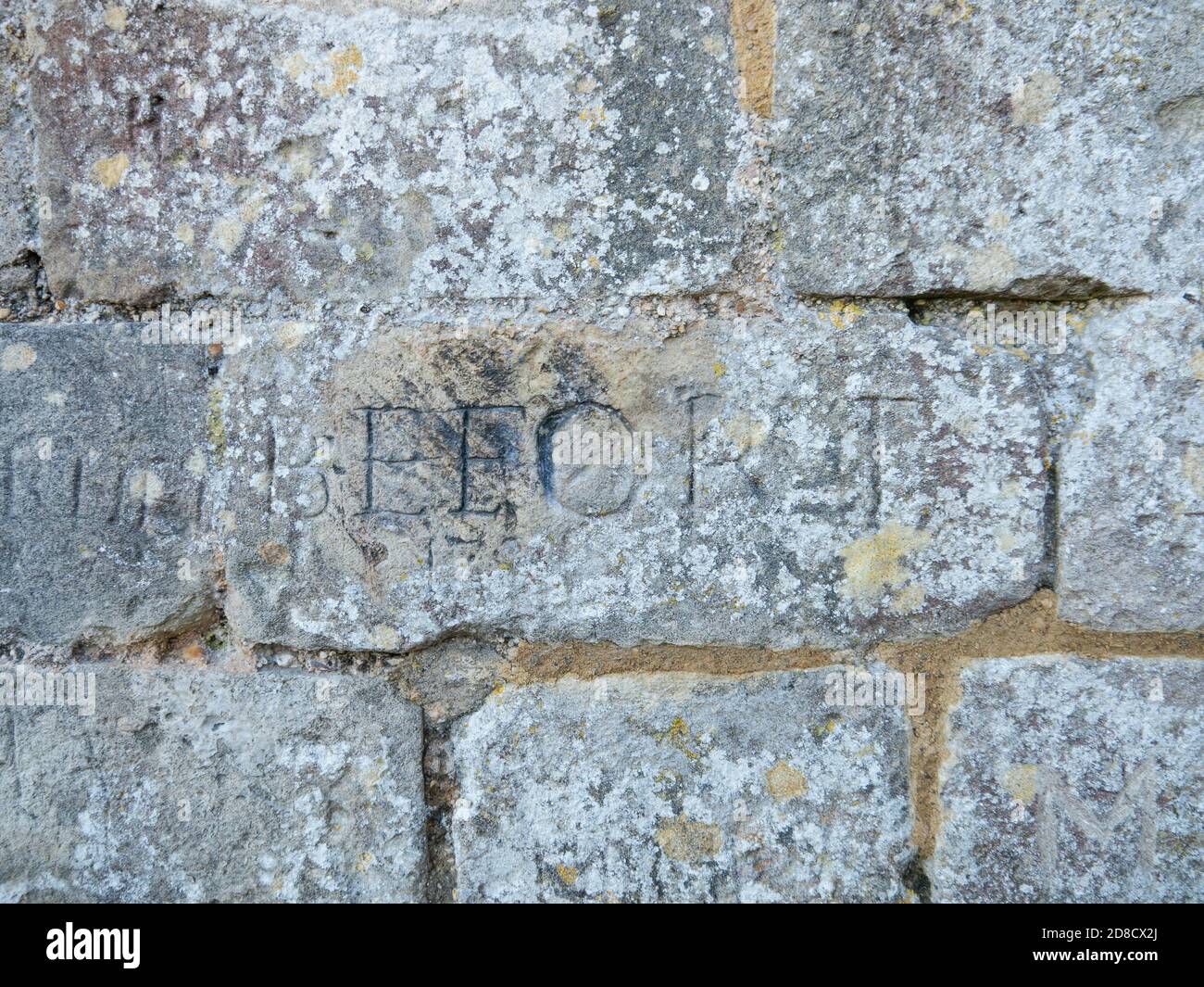 Graffiti hecho por prisioneros de guerra napoleónicos, inscrito en las paredes del castillo de Portchester, Inglaterra. Foto de stock