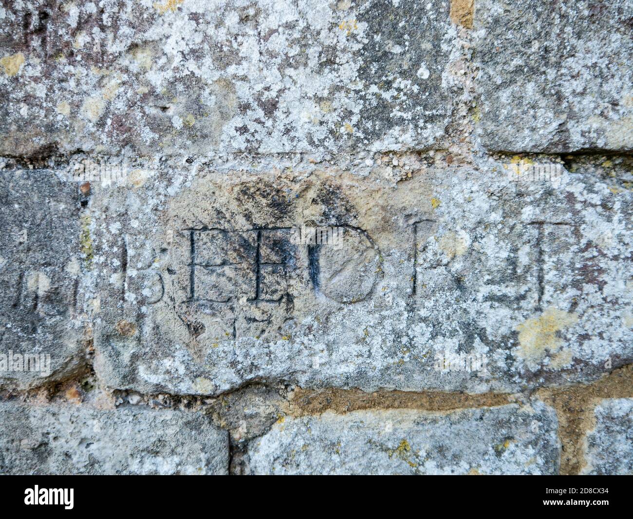 Graffiti hecho por prisioneros de guerra napoleónicos, inscrito en las paredes del castillo de Portchester, Inglaterra. Foto de stock