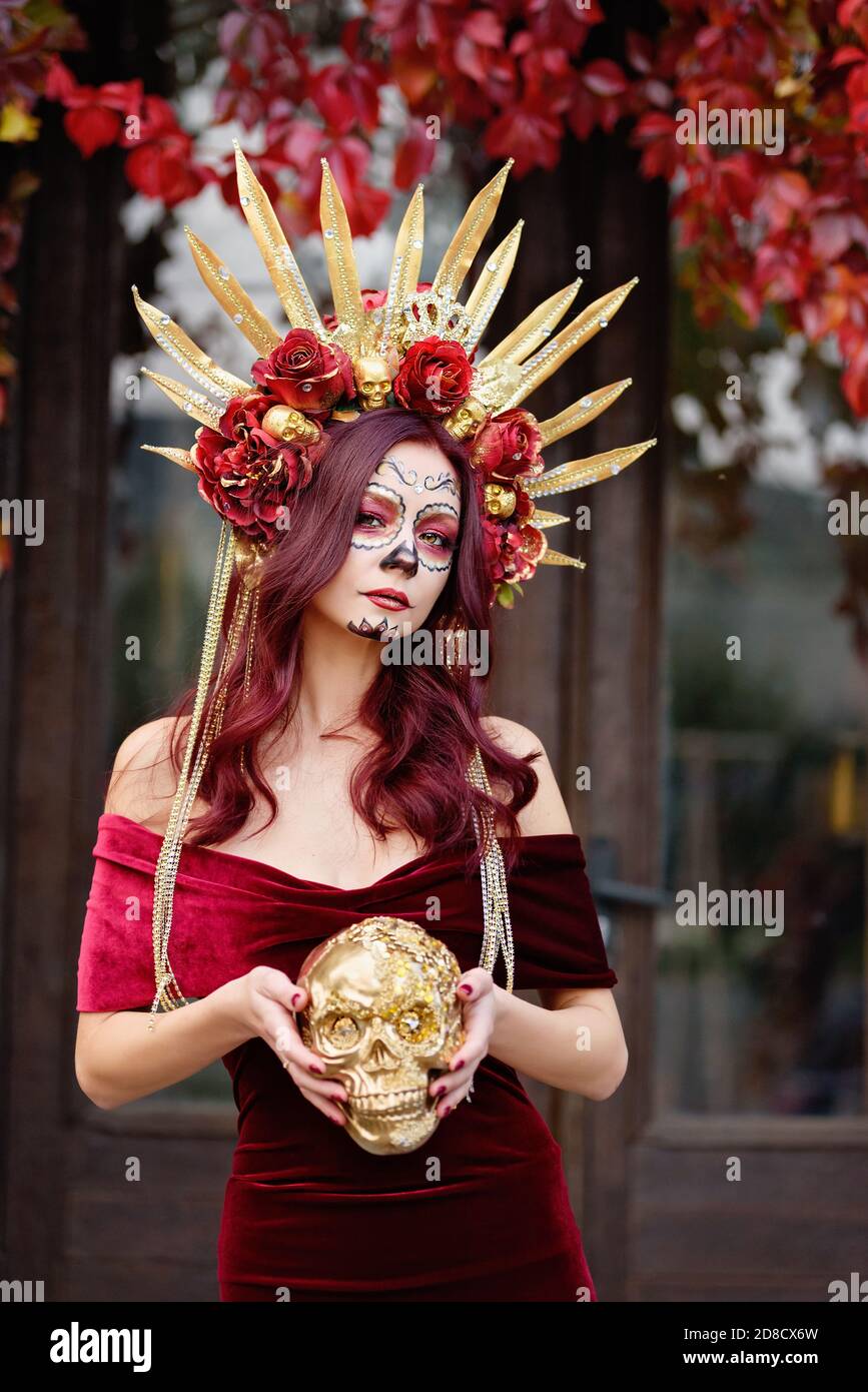 Primer retrato de Calavera Catrina en vestido rojo. Azúcar cráneo maquillaje. Dia de los muertos. Día de los muertos. Halloween Fotografía de stock - Alamy Primer retrato de Calavera Catrina en vestido rojo. Azúcar cráneo maquillaje. Dia de los muertos. Día de los muertos. Halloween Fotografía de stock - Alamy