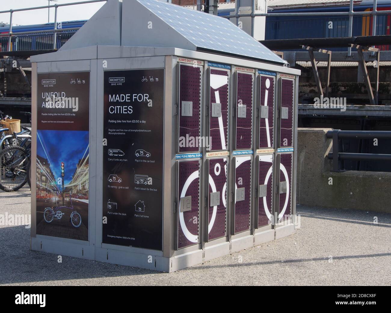 Un casillero de bicicletas para guardar bicicletas de forma segura en Portsmouth, Hampshire, Inglaterra Foto de stock