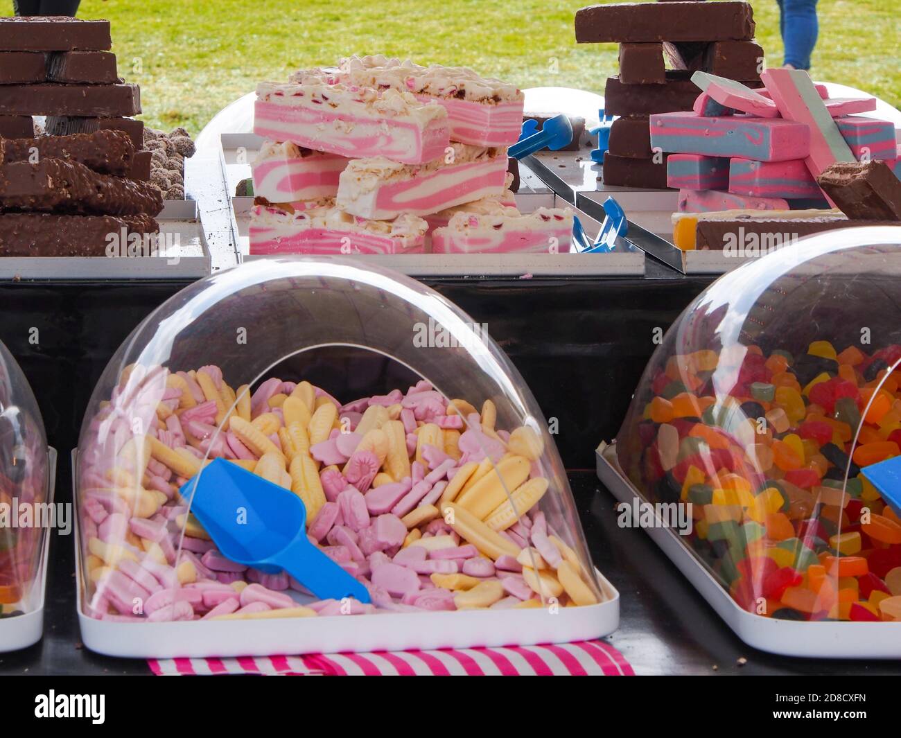 Elija n mezclar dulces en un puesto de caramelo Foto de stock