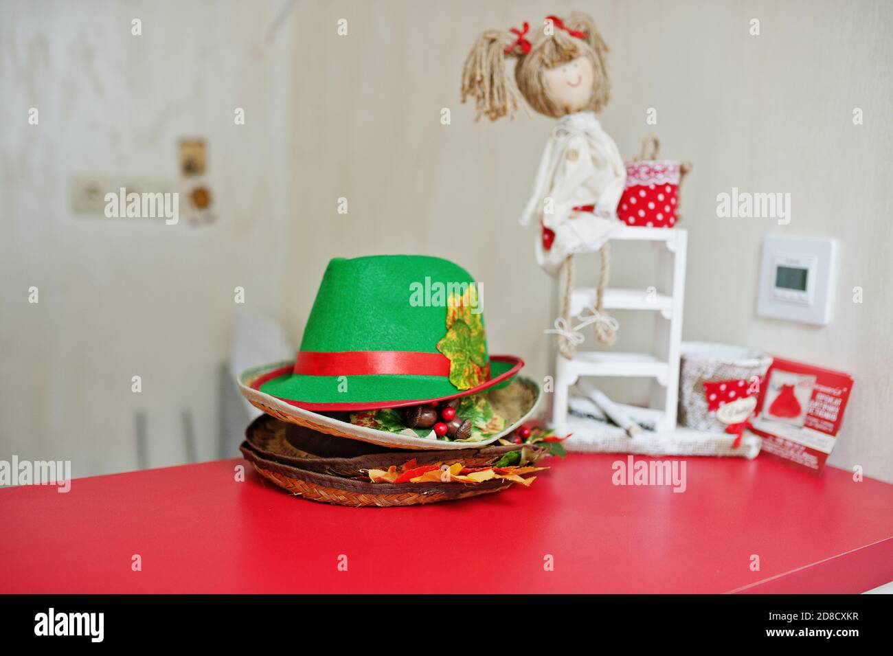 Sombreros de carnaval para niños en la oficina de costureras Fotografía de  stock - Alamy