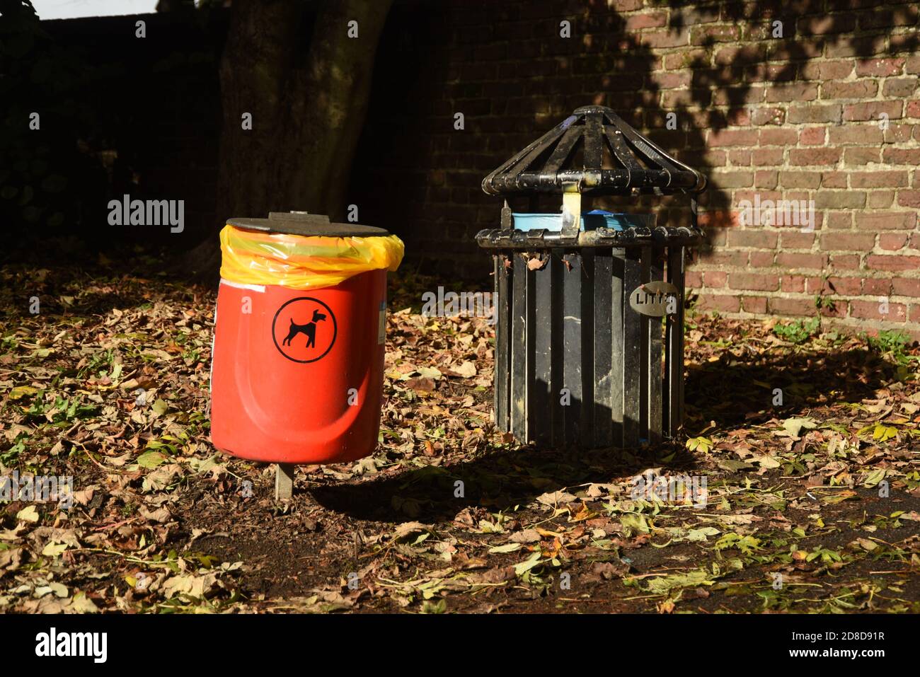 contenedor de basura para perros y contenedor de basura en un parque Foto de stock