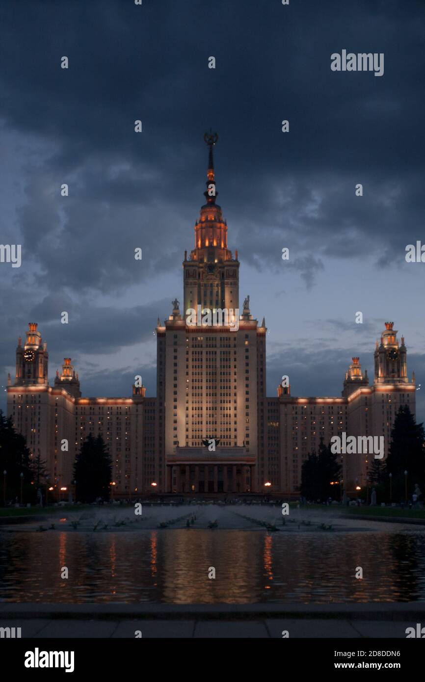 Lomonosov Universidad Estatal de Moscú, Rusia. Cielo nocturno escénico y estanque brillante Foto de stock