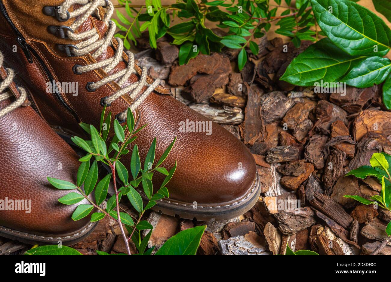 Botas de cuero auténtico para hombre. Botas impermeables para caminar por  las montañas. Botas duras Fotografía de stock - Alamy