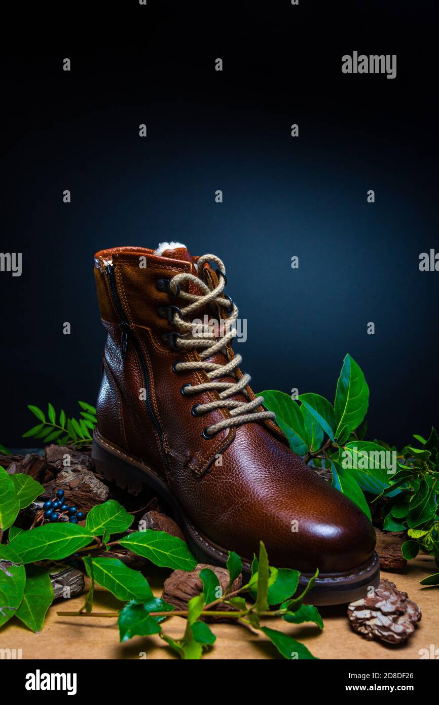 Botas de cuero auténtico para hombre. Botas impermeables para caminar por  las montañas. Botas duras Fotografía de stock - Alamy