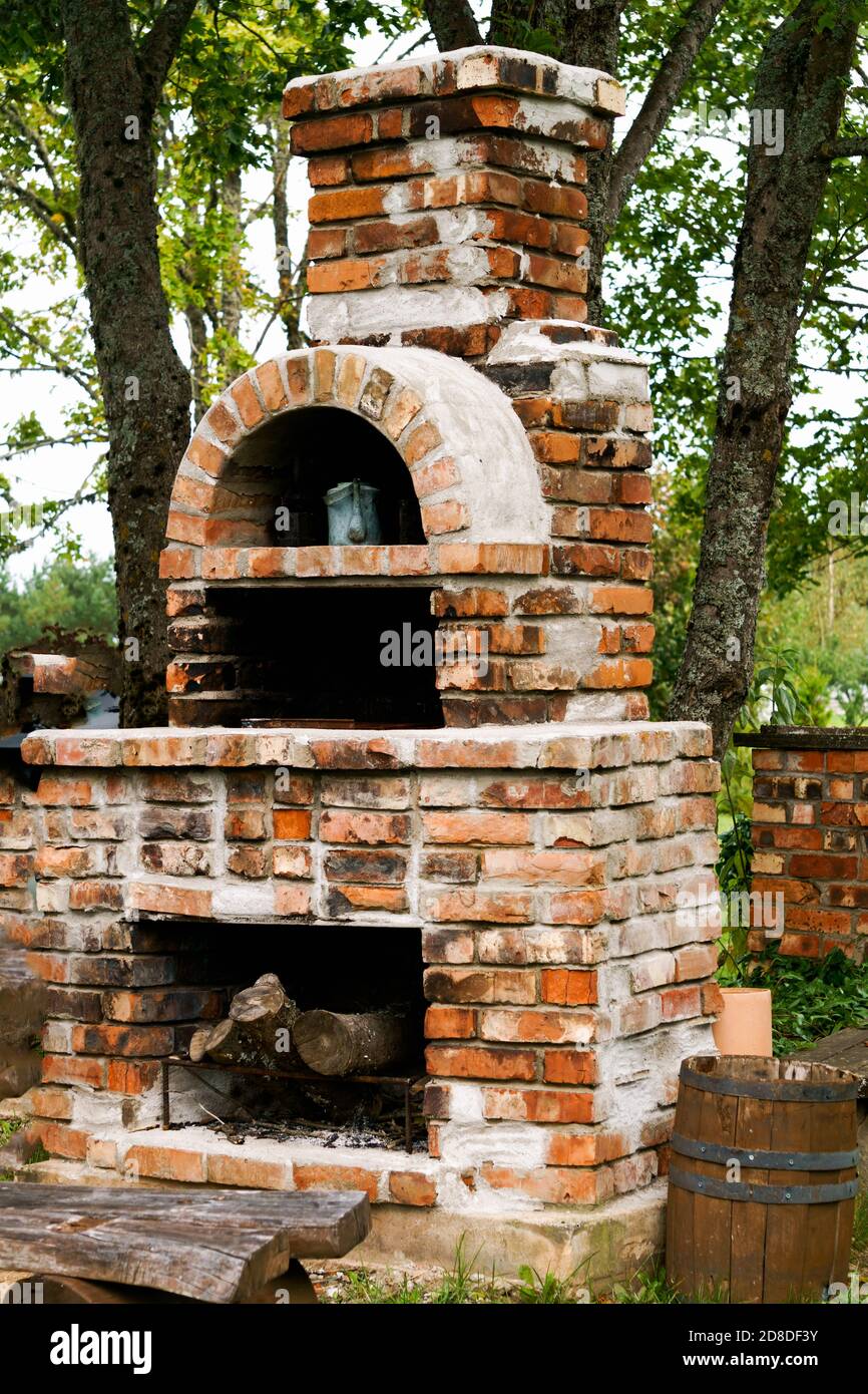 Brick barbecue fotografías e imágenes de alta resolución - Alamy