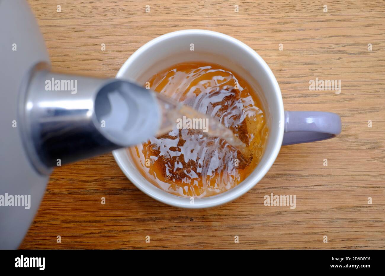 preparar una taza de té, vertiendo agua caliente sobre el tebag en la taza, norfolk, inglaterra Foto de stock