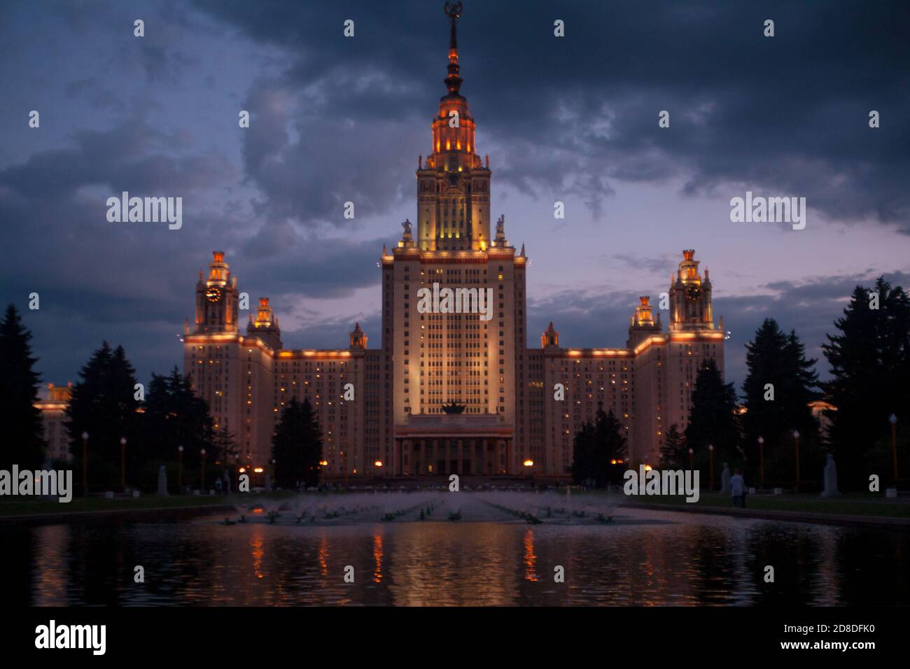 Lomonosov Universidad Estatal de Moscú, Rusia. Cielo nocturno escénico y estanque brillante Foto de stock