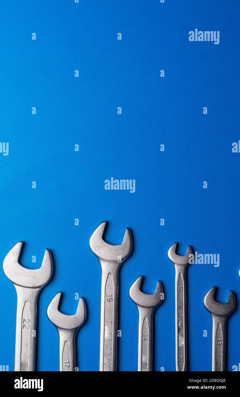 Llaves de diferentes tamaños acompañadas de tornillos de varios tamaños y  con espacio de copia para poner elementos de diseño Fotografía de stock -  Alamy