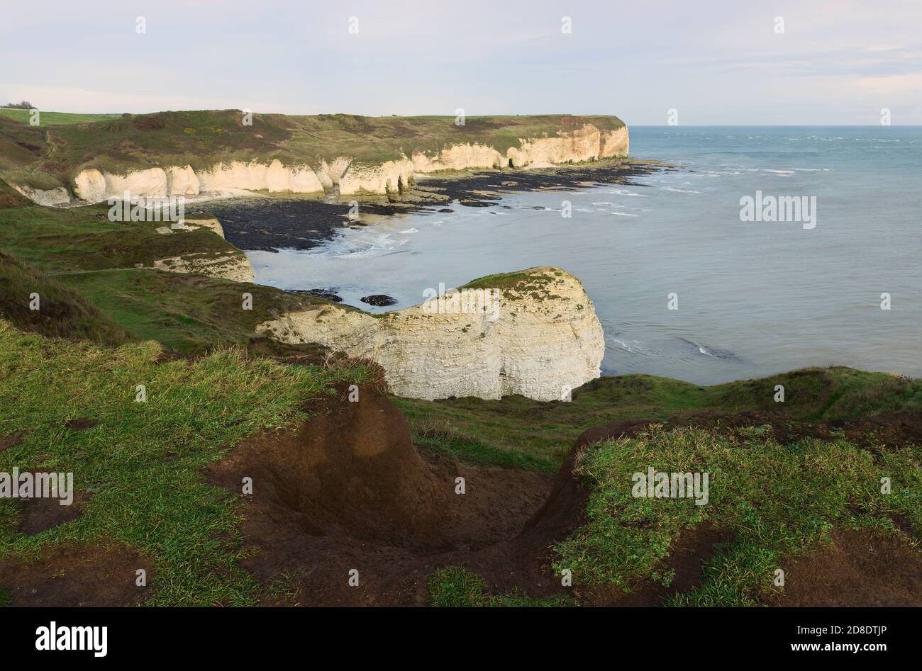 Amanecer sobre el mar y acantilados bajo el brillante cielo otoñal en marea baja a lo largo de la costa noreste a lo largo de Flamborough Head en East Riding of Yorshire, Reino Unido. Foto de stock