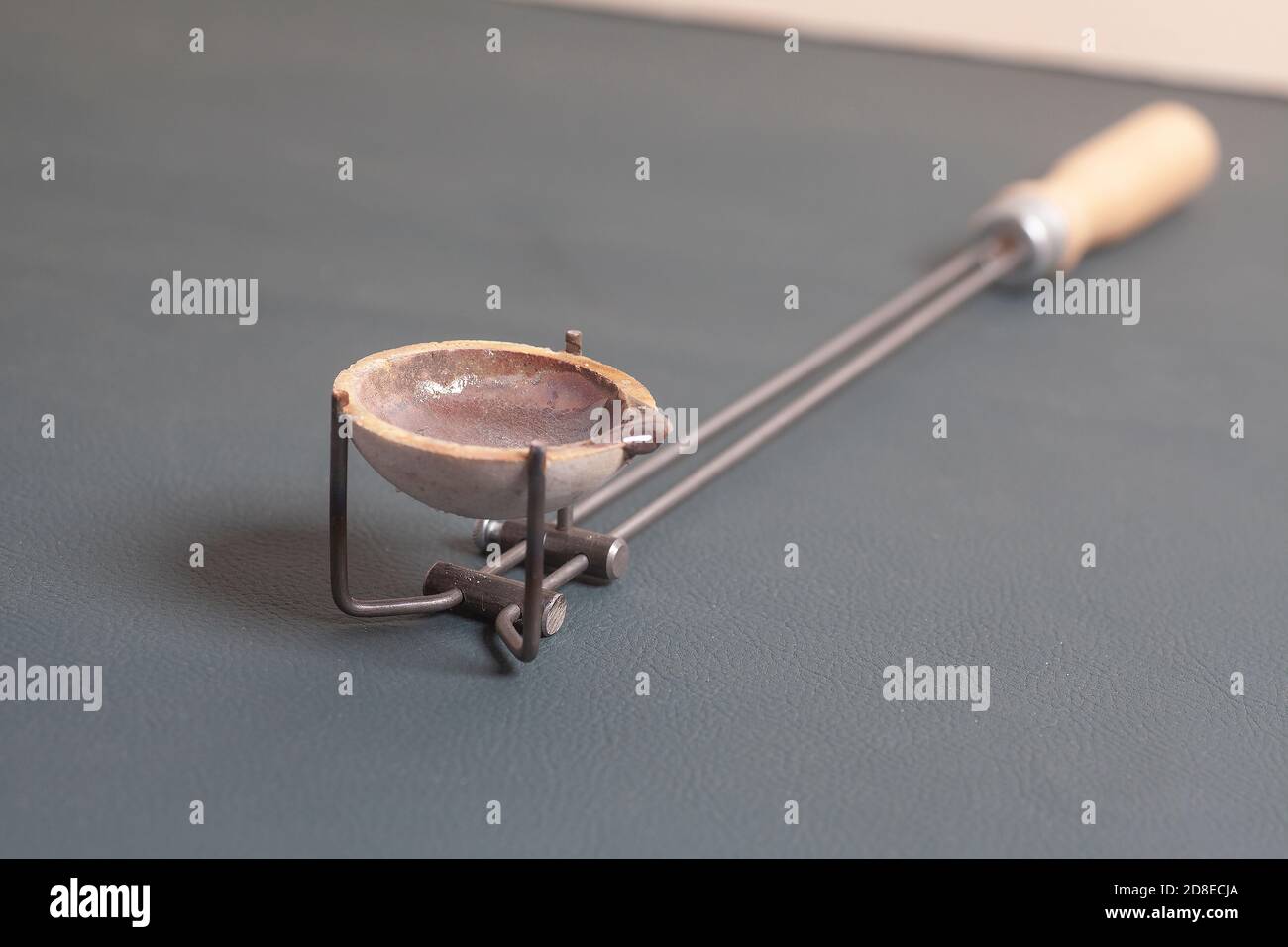 Crisol de joyería de metal utilizado para el metal fundido Fotografía de  stock - Alamy