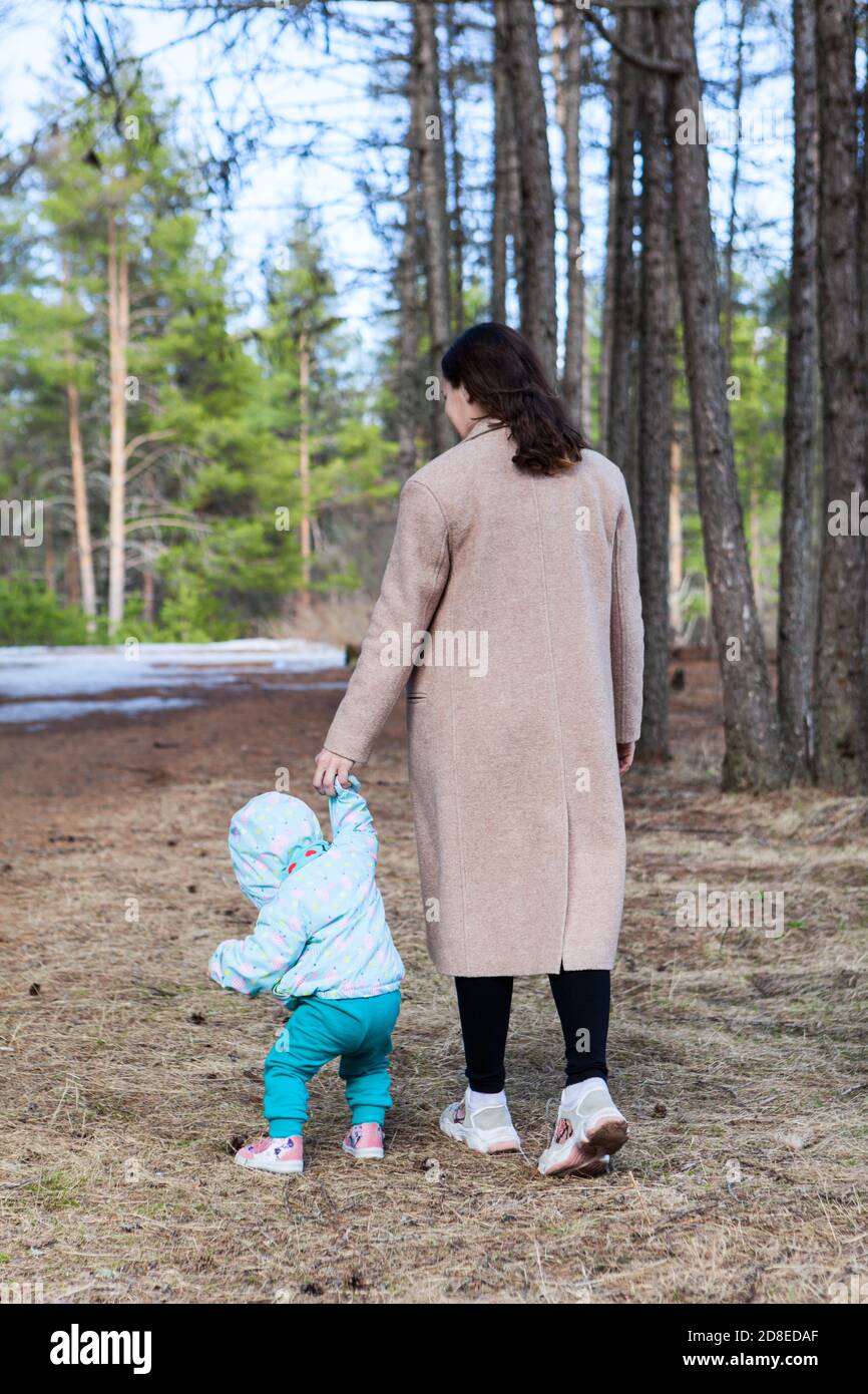 Madre Con Su Bebe Caminando En El Bosque Nino Tratando De Caminar Con Las Piernas En La Tierra Mama Sostiene La Mano Fotografia De Stock Alamy
