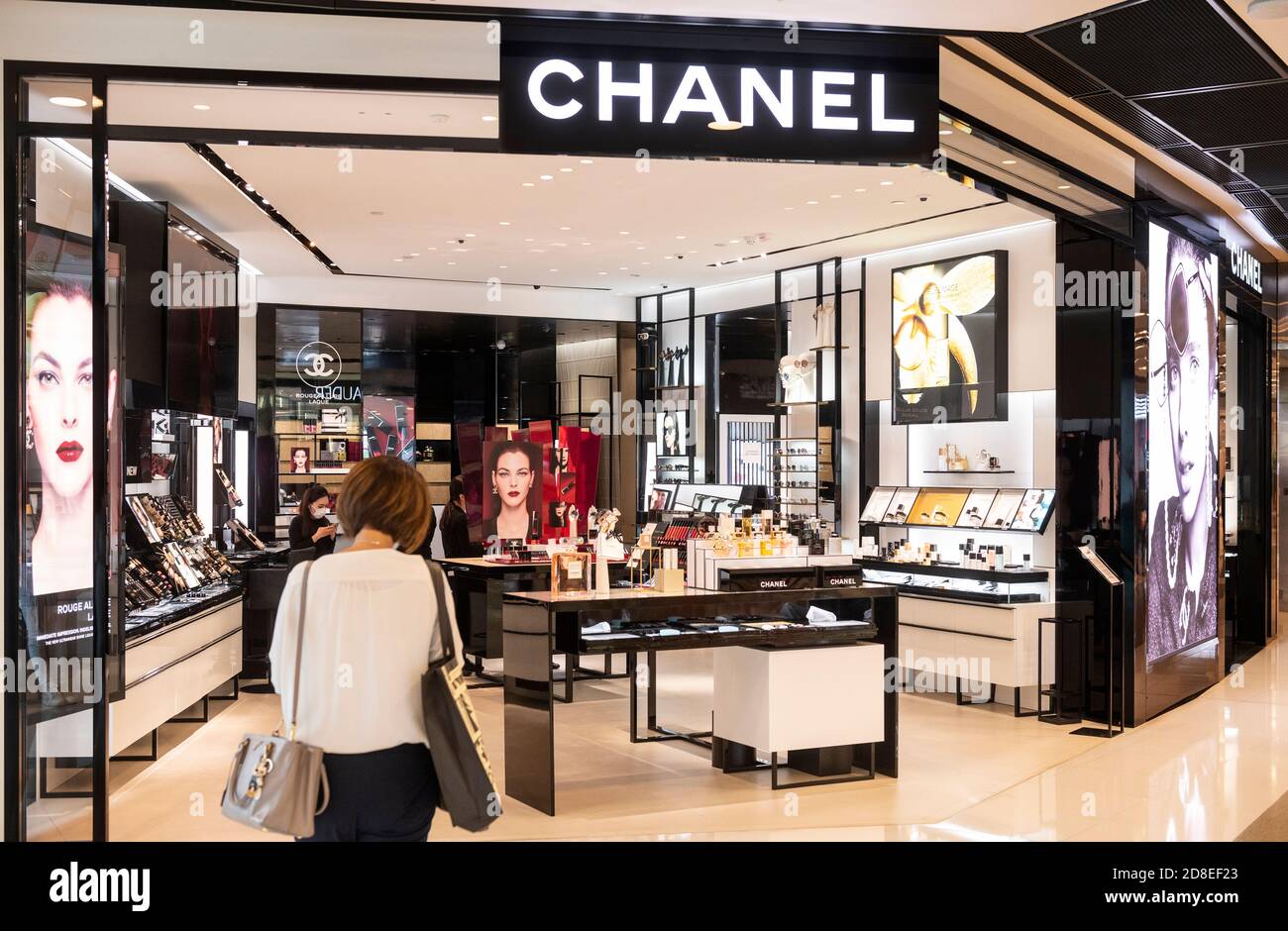 La multinacional francesa Chanel tienda de y productos de belleza en Hong Kong Fotografía de stock - Alamy