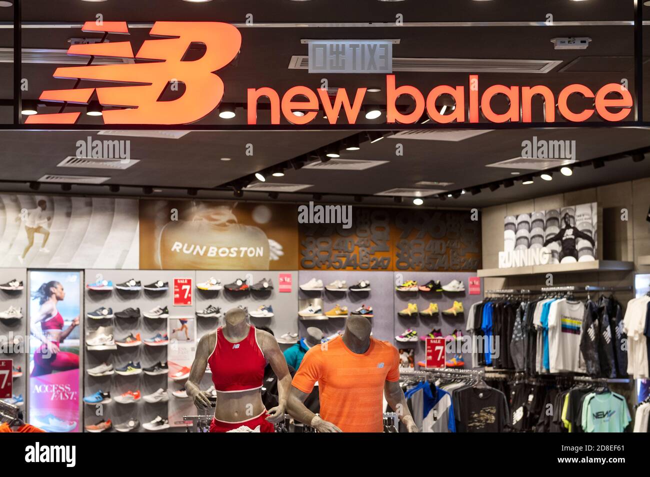 American calzado New Balance store y logotipo visto en Hong Kong Fotografía  de stock - Alamy