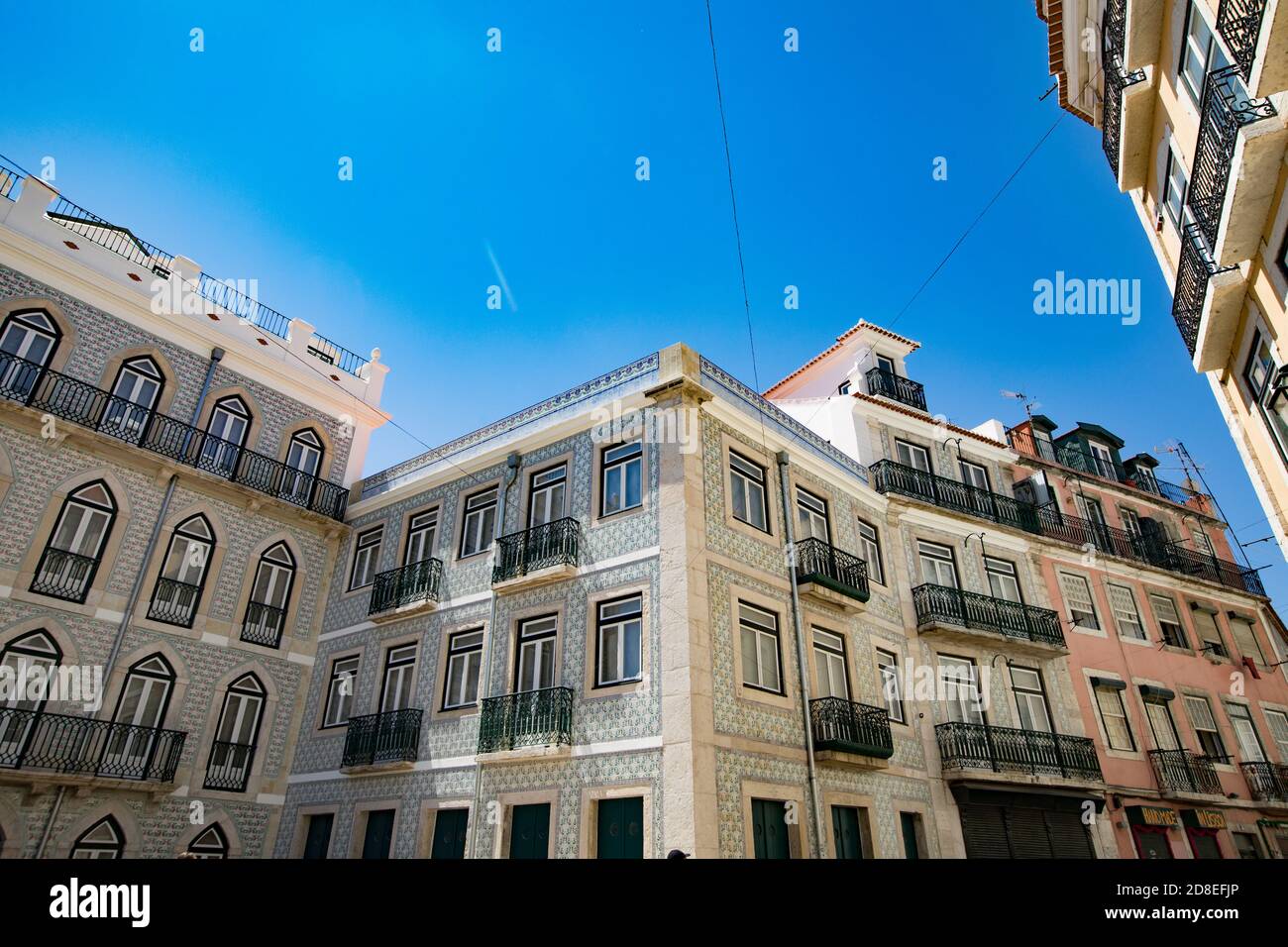 Tejados y hermosa arquitectura en el barrio Alfama de Lisboa, Portugal, Europa. Foto de stock