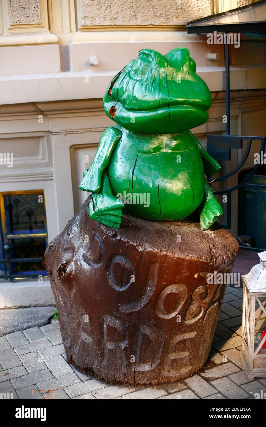 Hay muchos buenos y agradables cafés y restaurantes en Riga. Lidojosa Varde  (la rana voladora) es una de ellas Fotografía de stock - Alamy