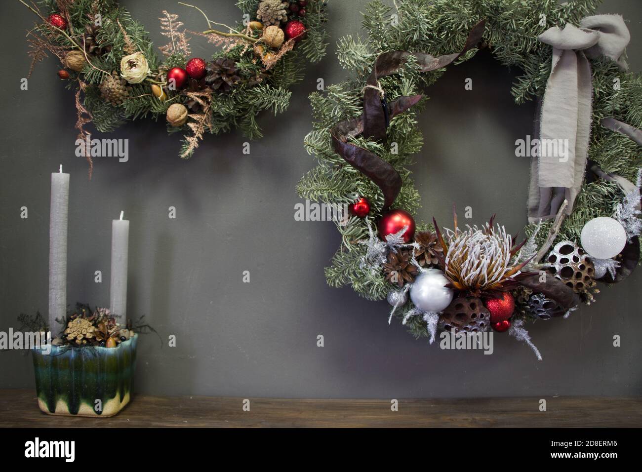 Estrecho de madera válvula Coronas de Navidad decoradas con ramas de abeto, bolas de Navidad y  materiales naturales y composición con velas, concepto de año Nuevo  Fotografía de stock - Alamy