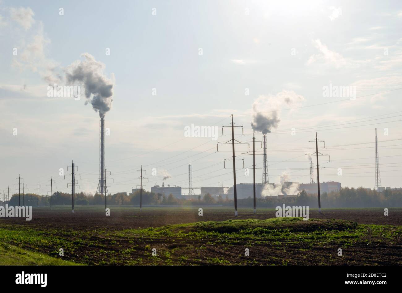 La planta emite humo y humo de las tuberías, y los contaminantes entran en la atmósfera. Desastre ambiental. Emisiones nocivas a la atmósfera. Chemi Foto de stock