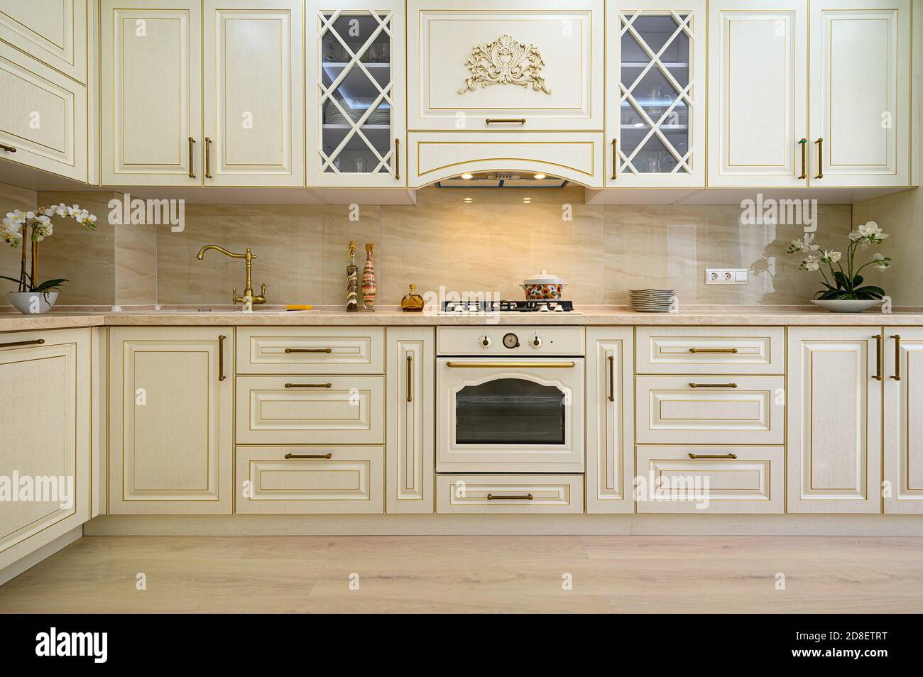 Muebles de color beige en la cocina de estilo provenza, vista frontal  Fotografía de stock - Alamy