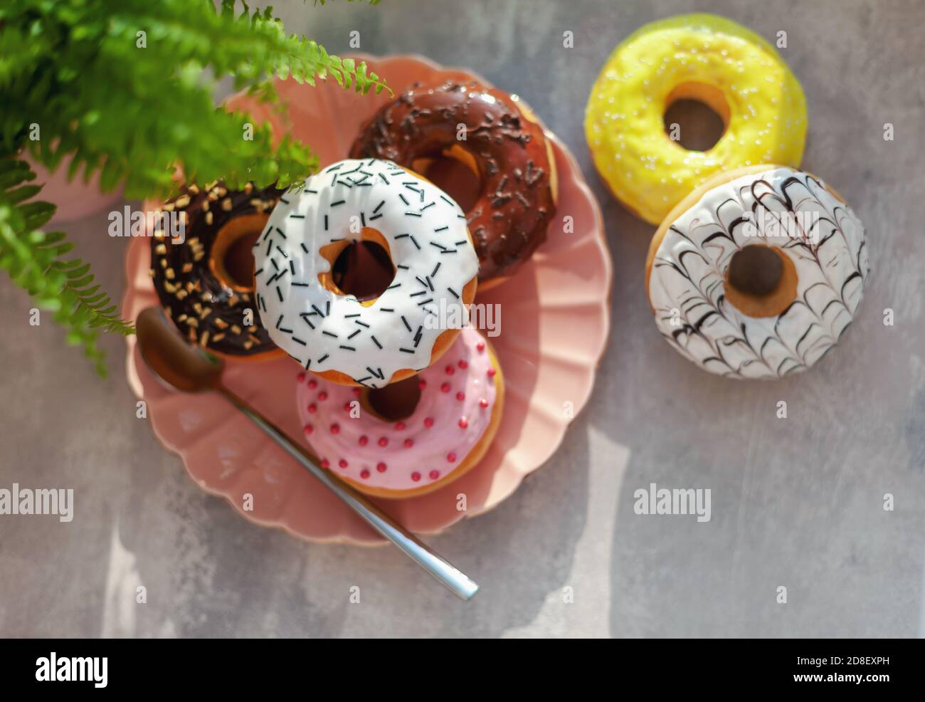 Muchos Donuts De Colores Diferentes Yacen En Un Soporte De Madera Imagen de  archivo - Imagen de colorido, color: 227191491