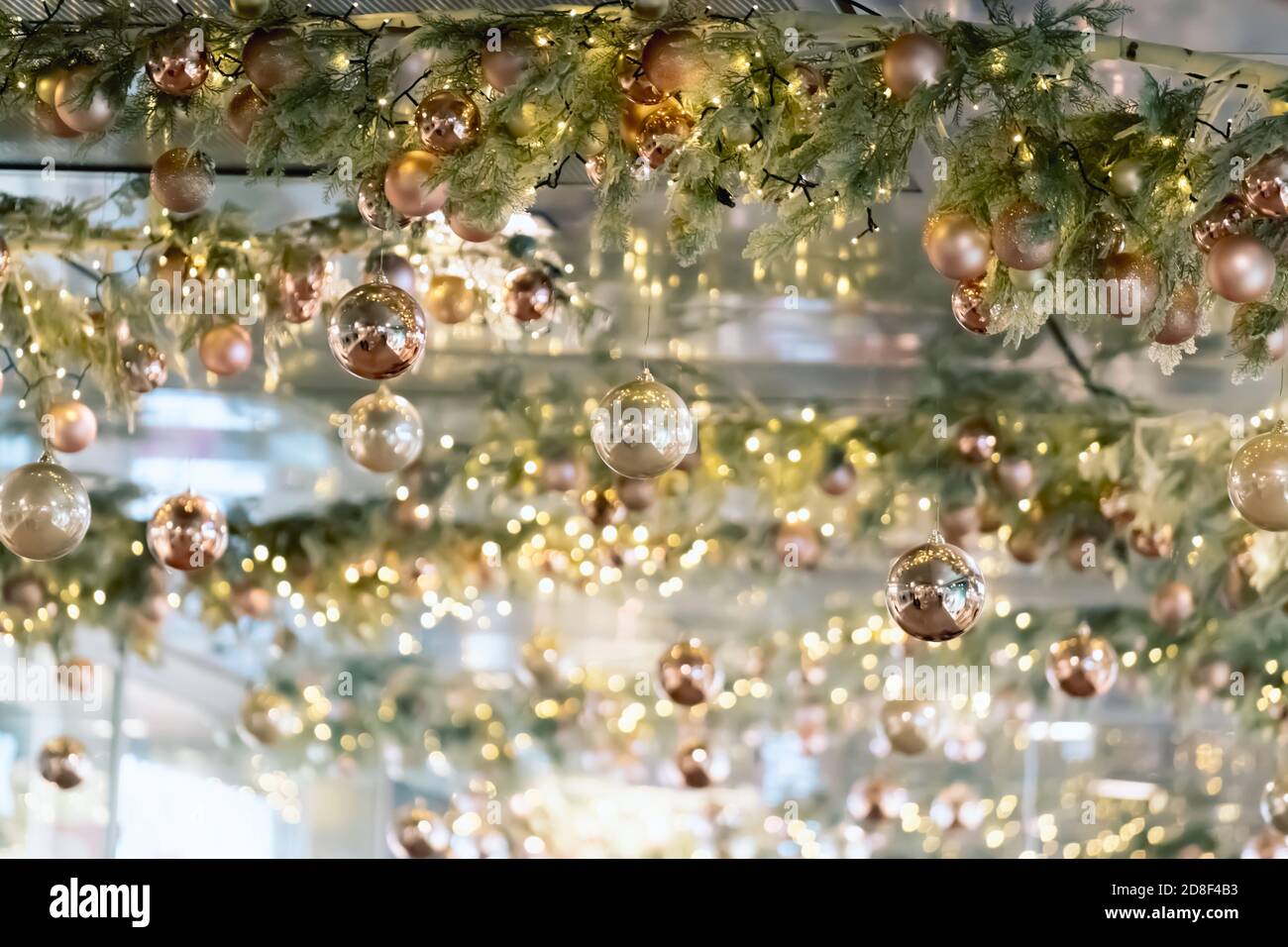 Adornos navideños colgados del techo en el centro comercial moderno, centro  comercial o lugar de exposiciones. Bolas colgando en la rama Fotografía de  stock - Alamy