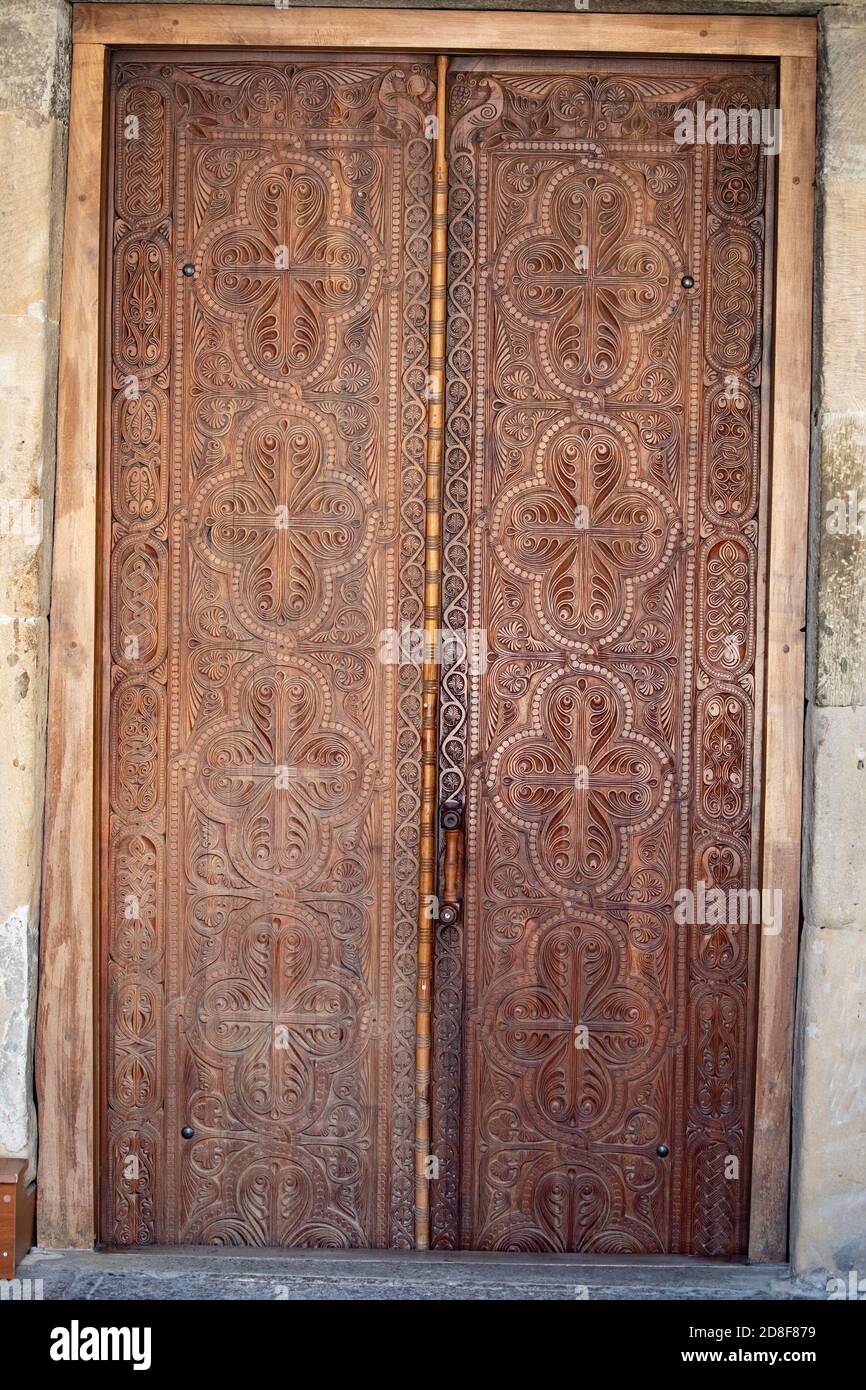 Puerta con patrón cruzado ornamentado en la iglesia de Jvari en Mtskheta, Georgia, Cáucaso, Europa del este. Foto de stock