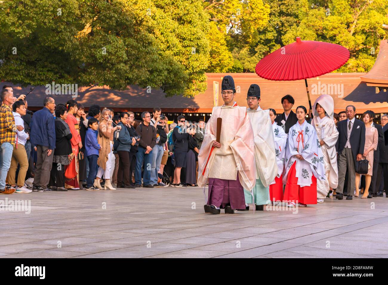 tokio, japón - octubre 10 2019: Multitudes fotografiando una boda tradicional japonesa donde los sacerdotes con sombreros eboshi y el joven Miko Maidens guían bri Foto de stock