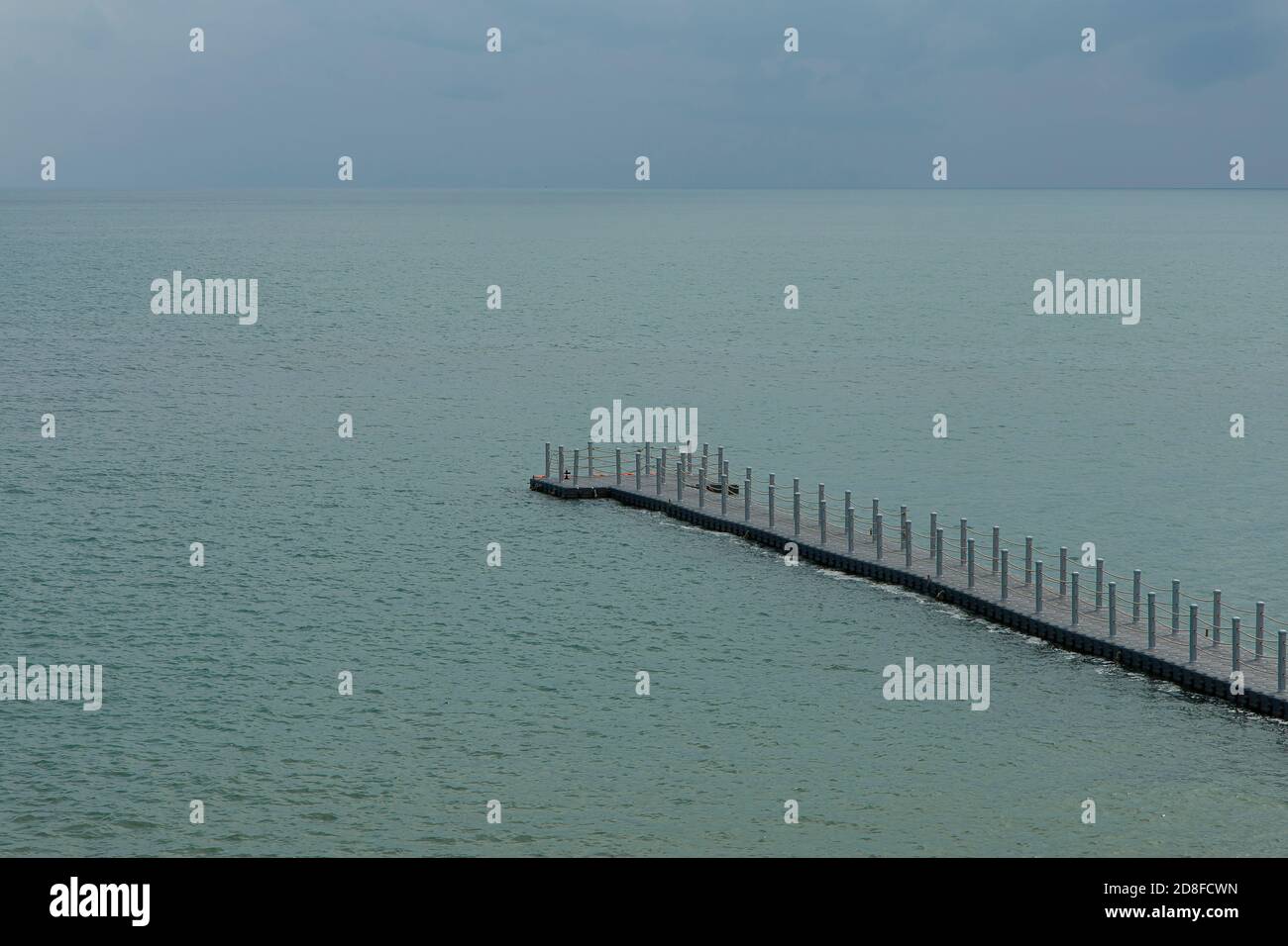 La pasarela de boya se extiende hacia el mar. Foto de stock