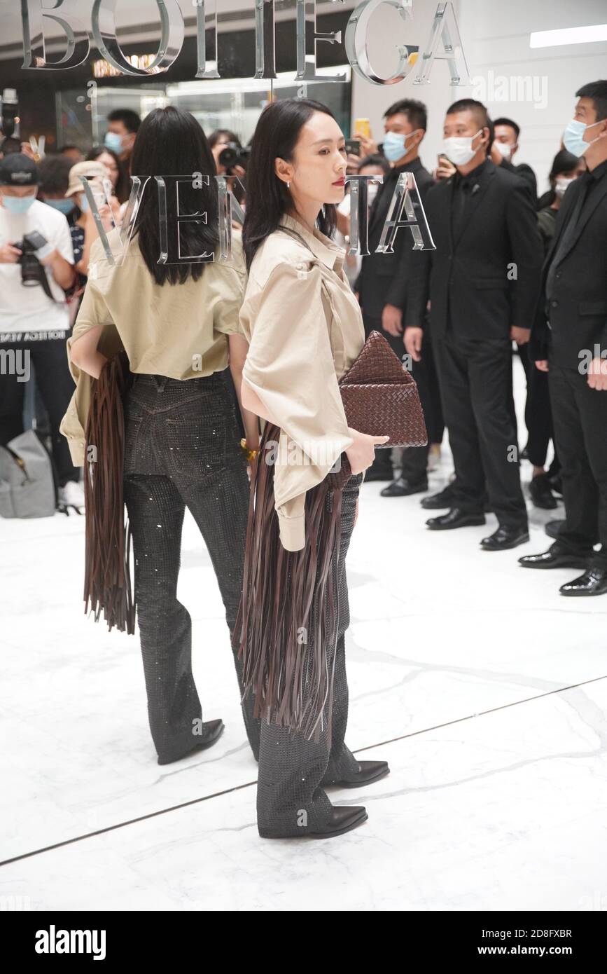La actriz China Tong Yao asiste a la ceremonia de inauguración de una nueva  tienda de artículos de lujo y la Marca de alta moda Bottega Veneta en SKP  Beijing, China, 2